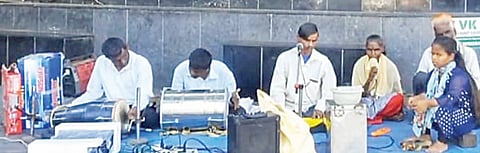 पुणे : अंधार्या आयुष्याला कलेतून गवसला सूर ; ठिकठिकाणी रस्त्यावरच करताहेत सादरीकरण