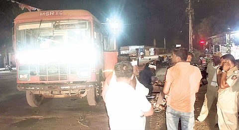 पालकांनी अडविली एसटी ; बस सायंकाळी वेळेत येत नसल्याने चांदे येथील ग्रामस्थ आक्रमक