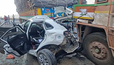 ट्रकची कारला भीषण धडक