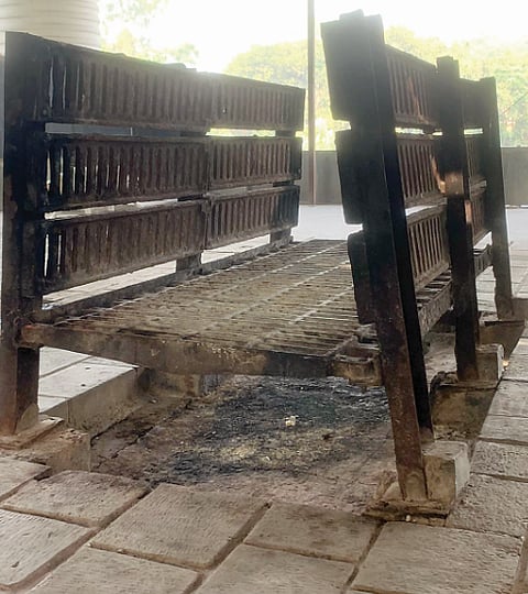 जुनी सांगवीतील स्मशानभूमीत मृत्यूनंतरही यातना