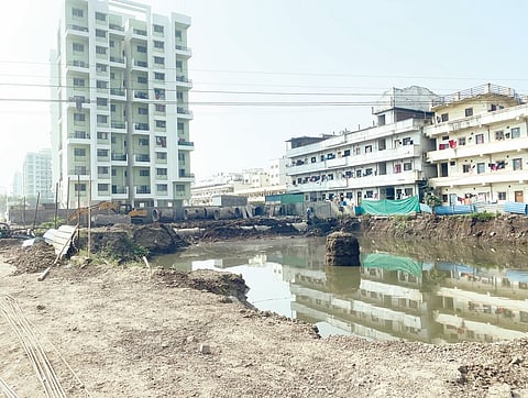 खराबवाडी (ता. खेड) येथे एका बिल्डरने ओढ्यावर अतिक्रमण करून ओढ्यात सिमेंट पाइप टाकून ओढ्याचा नैसर्गिक स्रोत बदलला आहे.