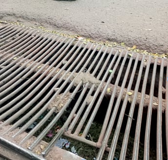 पुणे : नादुरुस्त चेंबरमुळे नागरिक त्रस्त