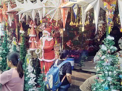 पिंपरी : ख्रिसमस सेलिब्रेशनची जय्यत तयारी बाजारपेठ झाली रंगबेरंगी
