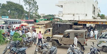 नेवासा : ज्ञानेश्वर मंदिर रस्त्यांचा श्वास कोंडला