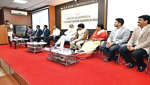 सिडको : आयमा सभागृहात बोलताना ना. उदय सामंत. समवेत ना. दादा भुसे,
खा. हेमंत गोडसे, आ. सीमा हिरे, आयुक्त डॉ. चंद्रकांत पुलकुंडवार, निखिल पांचाळ, ललित बूब, ज्ञानेश्वर गोपाळे, राजेंद्र अहिरे.(छाया : राजेंद्र शेळके)