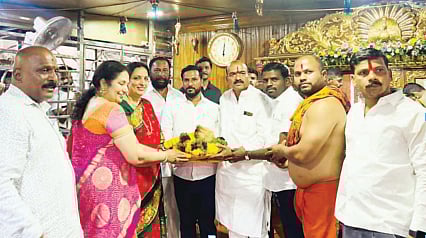 कार्ला : रश्मी ठाकरे यांनी घेतले एकवीरादेवीचे दर्शन