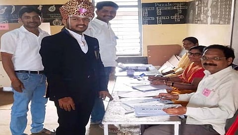 सांगली : ऐतवडे खुर्दमध्ये लग्न मंडपातून थेट मुंडावळ्यासह नवरदेव मतदानाला हजर