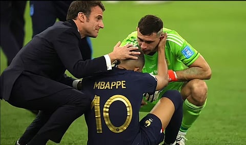 France vs Argentina final : एम्बाप्पेला पराभवाचे दु:ख अन् फ्रान्स राष्ट्राध्यक्षांची ‘जादुची झप्पी’… फुटबॉल प्रेमीने अनुभवले अनोखे ‘सांत्वन’