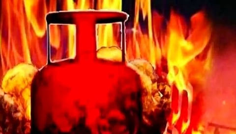 परभणी : आंगणवाडीत गॅस गळती; युवकाच्या धडसामुळे १५ चिमुकल्या बचावल्या