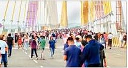 गोवा : झुआरी पुलावर हजारोंची गर्दी; उद्यापर्यंत राहणार खुला