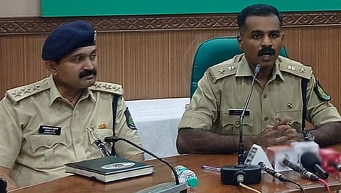 पणजी : पत्रकार परिषदेत बोलताना क्राईम ब्रँचचे पोलिस अधीक्षक निधीन वाल्सन. सोबत उपअधीक्षक विश्वेश कर्पे. (छायाः विठ्ठल गावडे पारवाडकर)