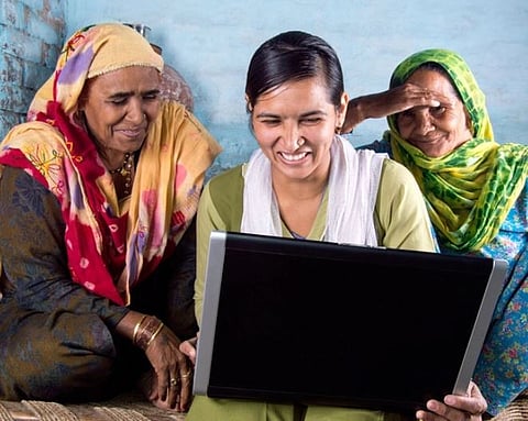 India Inequality Report 2022 : देशात इंटरनेट वापरात महिला पिछाडीवरच, शहरी-ग्रामीण दरीही कायम