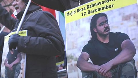 Iran Protest : आंदोलन करणा-या तरुणाला इराण सरकारने भरचौकात फासावर लटकावले, व्हिडिओ व्हायरल