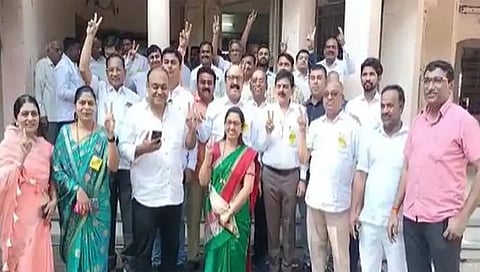 जळगाव : मतमोजणी केंद्राबाहेर जल्लोष करताना भाजप आणि शिंदे गटाचे कार्यकर्ते. (छाया: चेतन चौधरी)