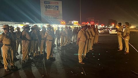 कर्नाटक महाराष्ट्र सीमेवर कोगनोळी टोल नाका येथे रविवारी रात्री बंदोबस्तासाठी तैनात करण्यात आलेल्या पोलिस