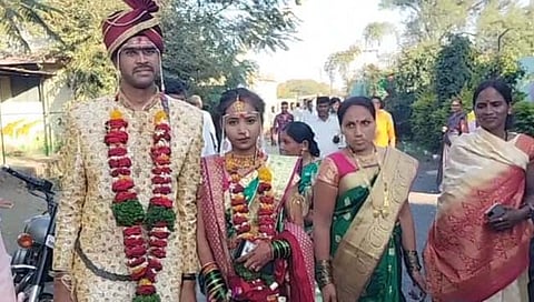 शुभ मंगल सावधान होताच वधू वरांनी केले जोडीने मतदान !