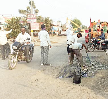 राशीन : चिलवडी रस्त्यावरील खड्डे बुजवले