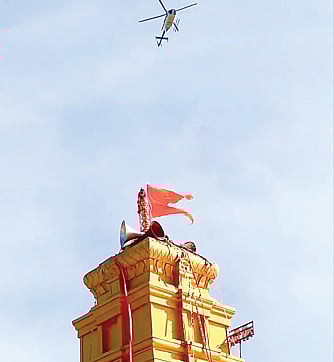 चापडगावच्या विठ्ठल मंदिराचे कलशारोहण ; मंदिरावर हॅलिकॉप्टरने पुष्पवृष्टी