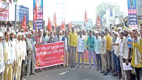 नाशिकरोड : कामगार कायद्यातील दुरुस्तींविरोधात माथाडी कामगार आंदोलन करताना रामबाबा पठारे,
स्वरूप वाघ, कैलास भालेराव, नाना खरे, शिवाजी फलके आदी.(छाया : उमेश देशमुख)