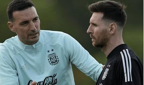 मेस्सीसोबत चर्चा करताना संघाचे प्रशिक्षक लिओनेल स्कालोनी. (संग्रहित छायाचित्र)