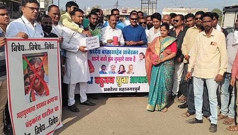 महापुरुषांच्या अवमान प्रकरणी वंचित युवा आघाडीचे अनोखे आंदोलन