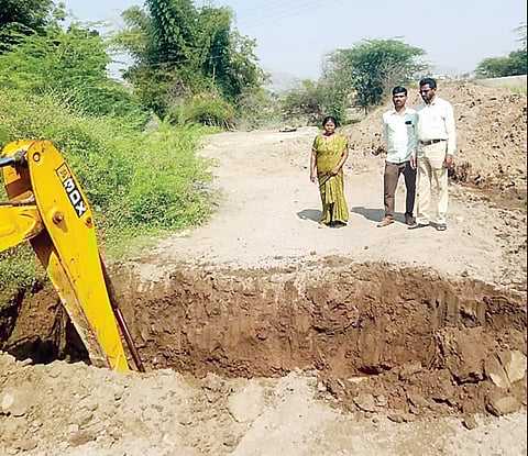 नगर : ‘मुळा’कडील रस्ते केले बंद ; महसूलकडून धडक कारवाई