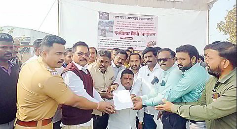 नगर- मनमाड महामार्गप्रश्नी तरुणांचे पिंडदान