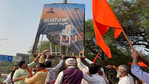 नागपूर : ठाकरे गटाच्या कार्यकर्त्यांनी कर्नाटक सरकारचे पोस्टर्स फाडले