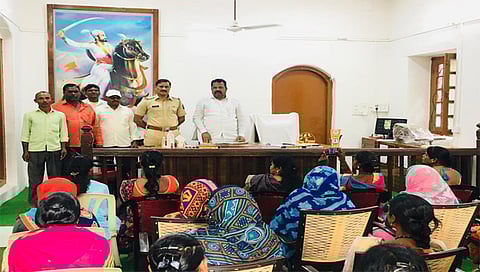 निफाड : येथील नगरपंचायतीत उपनगराध्यक्ष यांच्याकडे अवैध धंद्यांविरोधात कारवाई करण्याची मागणी करताना संतप्त नागरिक. (छाया: दीपक श्रीवास्तव)