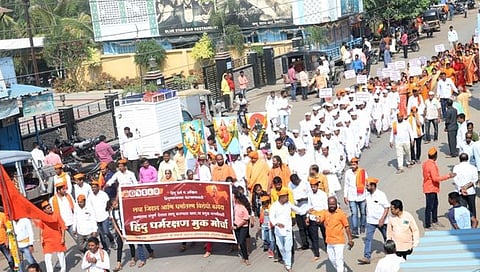 परभणी : लव्ह जिहाद, धर्मांतर विरोधी कायद्यासाठी मानवतमध्ये हिंदूंचा भव्य मुकमोर्चा