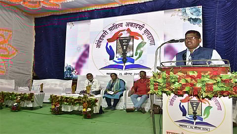 पिंपळनेर : राज्यस्तरीय साहित्य संमेलनातील परिसंवादात मार्गदर्शन करताना प्रा. डॉ. सतीश मस्के. (छाया: अंबादास बेनुस्कर)