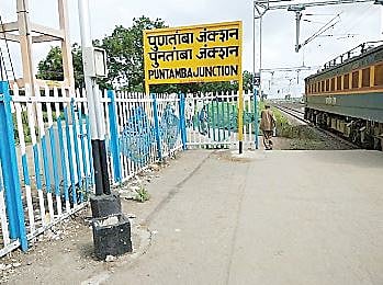 पुणतांबा : रेल्वेस थांबाच नसल्याने पुणतांबे जंक्शन कशाला ? संतप्त ग्रामस्थांचा सवाल