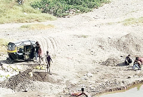 संगमनेर : रिक्षामधून होतेय बेकायदेशीर वाळू वाहतूक