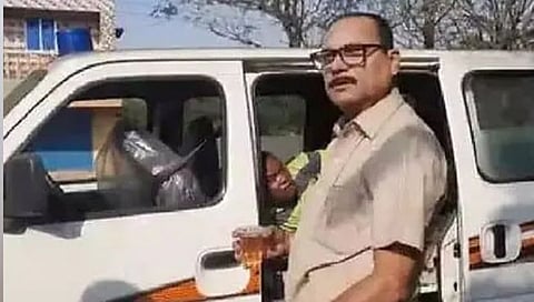 Liquor : ‘तुमच्या आरोग्यासाठी प्या…’ रुग्णवाहिका चालकाकडून रुग्णाला चक्क दारूचा पेग ऑफर! व्हिडिओ व्हायरल…