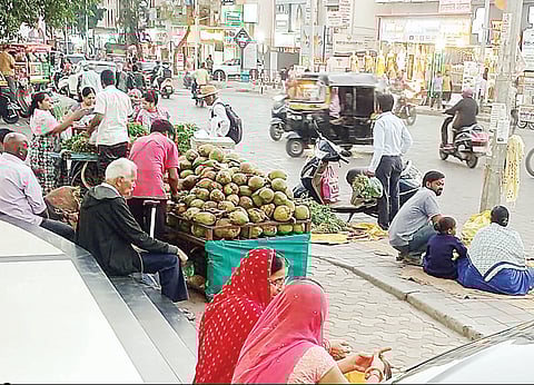 सांगवी, पिंपळे गुरवमधील पदपथांना अतिक्रमणांचा विळखा