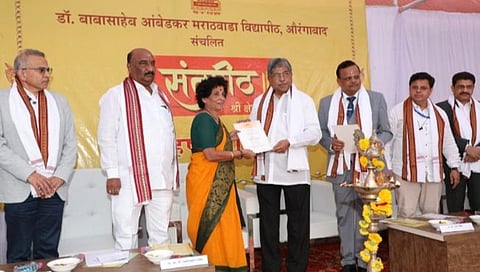 औरंगाबाद : कुलगुरूंची स्वाक्षरी नसलेली प्रमाणपत्रे विद्यार्थ्यांना प्रदान : पैठण संतपीठाचा भोंगळ कारभार