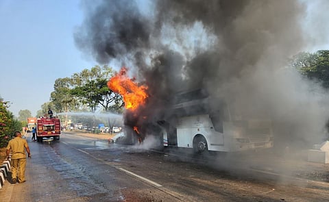 सातारा : पुणे- बंगळूर महामार्गावर ट्रँव्हल्सला लागली आग