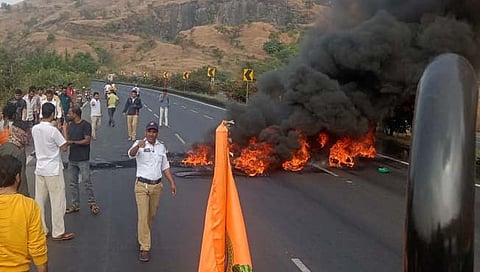 सातारा : राज्यपाल आणि दानवे यांचा निषेध, उदयनराजेंच्या समर्थकांनी टायर जाळून महामार्ग रोखला