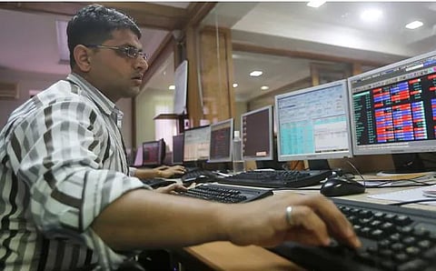 Stock Market : सलग तिसऱ्या दिवशी घसरणीसह शेअर बाजार बंद, ‘या’ शेअर्समध्ये घसरण
