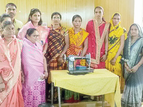 पाथर्डी: एकल महिलांना शिलाई यंत्रांचे वाटप