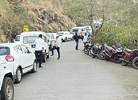पुणे : सिंहगड पर्यटकांच्या गर्दीने ’हाऊसफुल्ल’