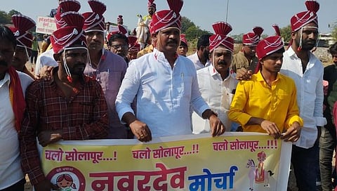 सोलापूर : भावी ‘नवरदेवां’ची वरात जिल्हाधिकारी कार्यालयाच्या दारात!