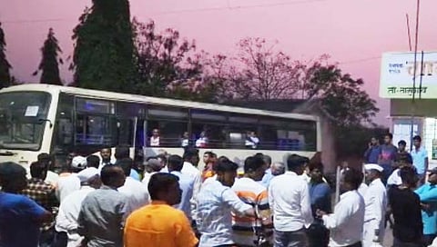 नागेवाडी : ईव्हीएम मशिन घेऊन जाणारी रोखण्यात आलेली एसटी बस