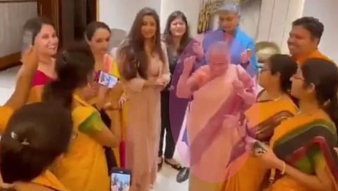 व्हिडिओ व्हायरल : ‘बरसो रे मेघा मेघा…’ गाण्यावर ‘सुधा मूर्ती’ थिरकल्या