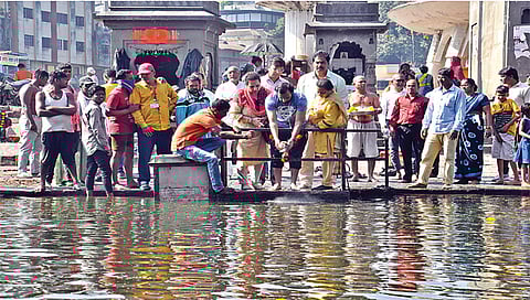 नाशिक : येथील गोदावरी नदीतील रामकुंड येथे अस्थिविसर्जन करताना गावसकर परिवार. (छाया : हेमंत घोरपडे)