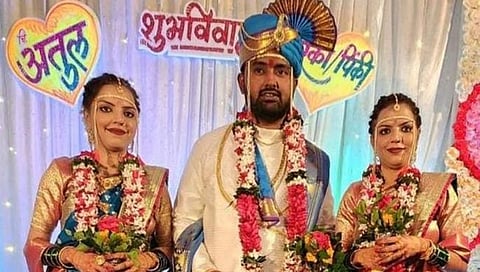 एकाच वेळी दोन वधूशी लग्न