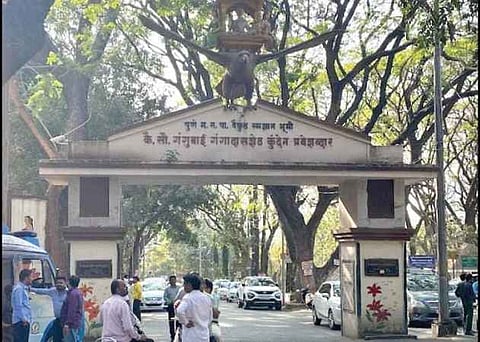 काळ्या बाहुल्या, अर्धवट जळालेले फोटो, लिंबू, सुया… मध्यरात्री पुण्यातील वैकुठं स्मशानभूमीत चितेवर अघोरी प्रकार