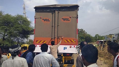 वाशिम : धावत्या कंटेनरमध्ये शिरून सिनेस्टाईल चोरीचा प्रयत्न उधळला