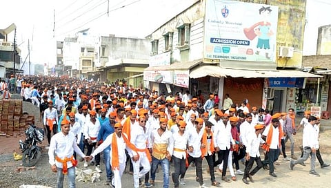 वसमत येथे मुक मोर्चा