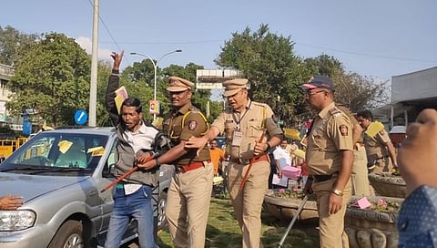 विधानभवनासमोर शिंदे सरकारविरूद्ध पत्रके फेकून घोषणाबाजी करणाऱ्या तरुणाला अटक